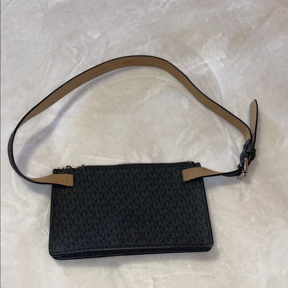 MICHAEL Michael Kors Black Crossbody Bag with Sleek Design - Picture 2 of 8